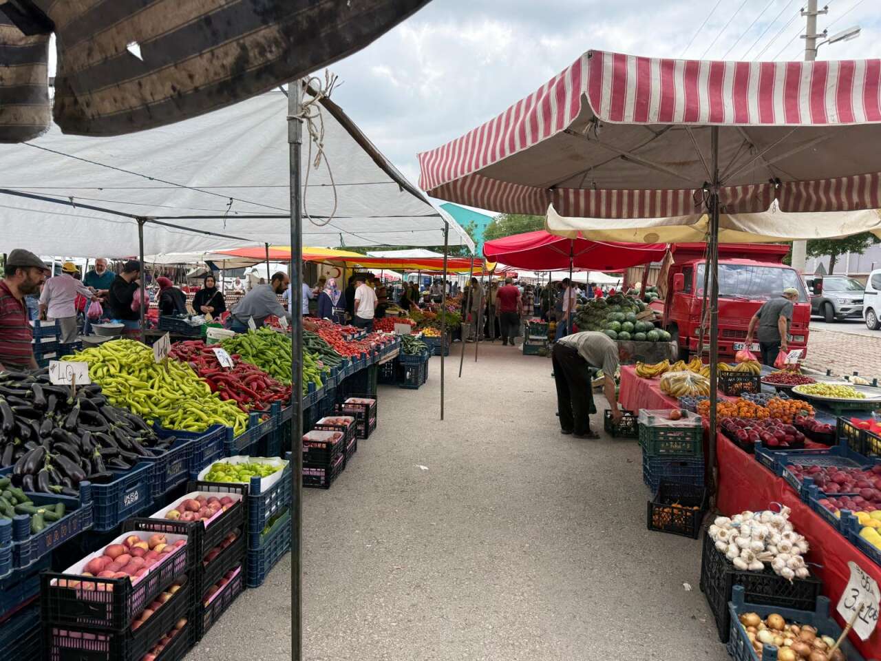 Konya’da pazar bereketi başladı! Tezgahlar renklendi, fiyatlar değişti 21
